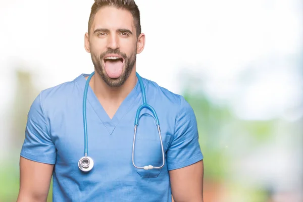 Guapo Joven Doctor Cirujano Hombre Sobre Aislado Fondo Palpitante Lengua — Foto de Stock