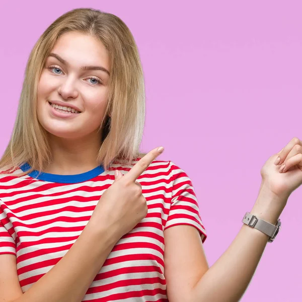 Mulher Branca Jovem Sobre Fundo Isolado Sorrindo Olhando Para Câmera — Fotografia de Stock