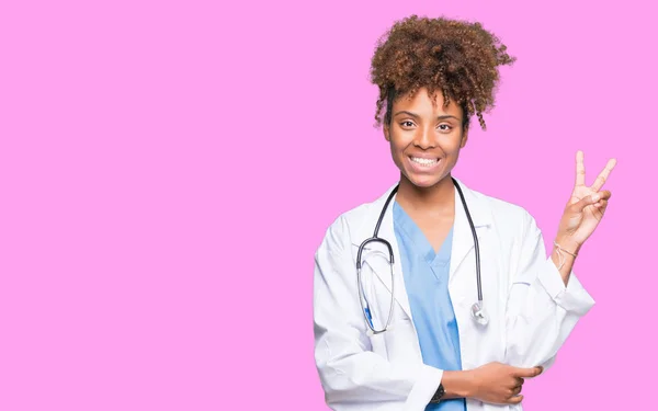 Joven Mujer Médica Afroamericana Sobre Fondo Aislado Sonriendo Con Cara — Foto de Stock