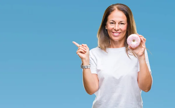 Hispanische Frau Mittleren Alters Isst Rosa Donut Über Isoliertem Hintergrund — Stockfoto