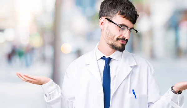 과학자 남자에 코트를 보여주는 손바닥 — 스톡 사진