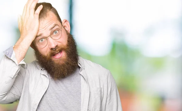 Junger Blonder Mann Mit Brille Überrascht Mit Hand Auf Dem — Stockfoto