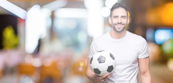 Молодой Человек Держит Футбольный Мяч Изолированном Фоне Счастливым Лицом Стоя — стоковое фото