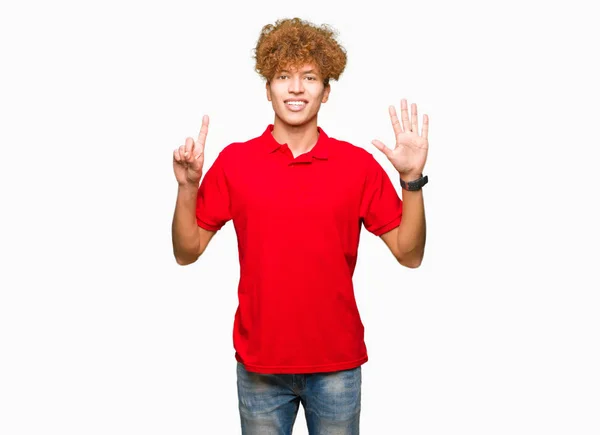 Homem Bonito Jovem Com Cabelo Afro Vestindo Shirt Vermelha Mostrando — Fotografia de Stock