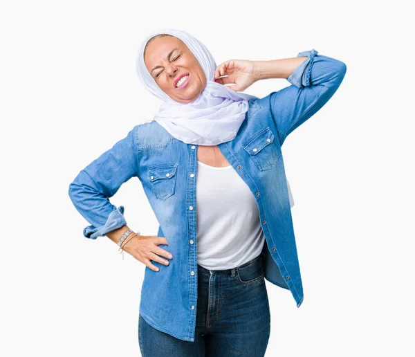 Middelbare Leeftijd Oost Arabische Vrouw Arabische Hijab Dragen Geïsoleerde Achtergrond — Stockfoto