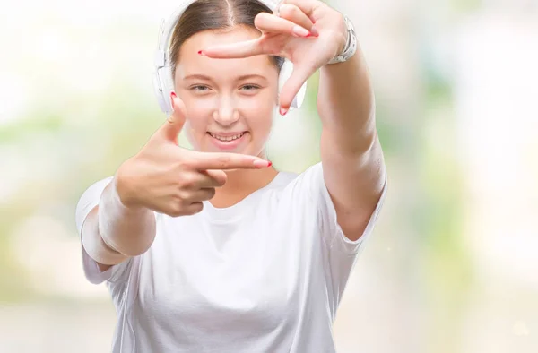 Junge Kaukasische Frau Die Musik Hört Kopfhörer Über Isoliertem Hintergrund — Stockfoto