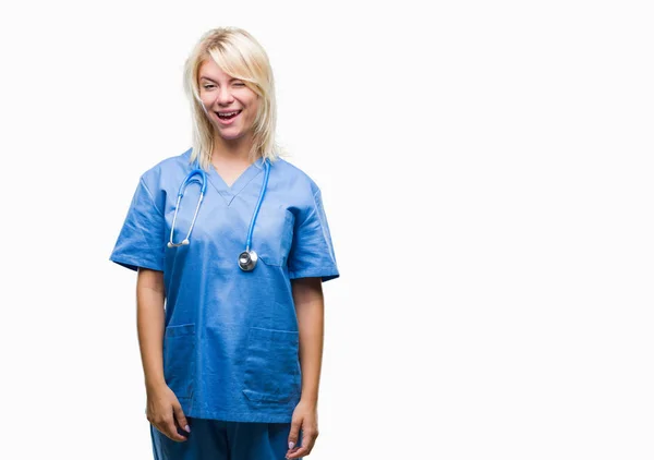 Jovem Bela Mulher Médica Loira Vestindo Uniforme Médico Sobre Fundo — Fotografia de Stock