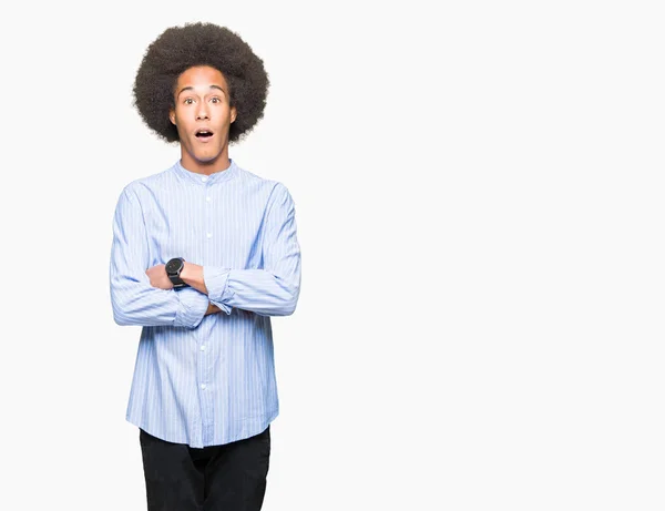 Unga Afroamerikanska Mannen Med Afrohår Rädd Och Chockad Med Överraskning — Stockfoto