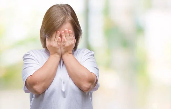泣きながら手で顔を覆っている悲しそうな表情で孤立した背景にダウン症候群の若い大人の女性 うつ病の概念 — ストック写真