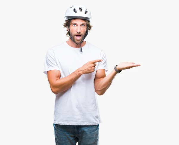 Stilig Spansktalande Cyklist Mannen Bära Skyddshjälm Över Isolerade Bakgrund Förvånade — Stockfoto