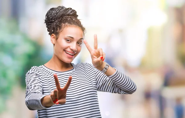 Giovane Capelli Intrecciati Ragazza Afroamericana Indossa Maglione Sfondo Isolato Sorridente — Foto Stock