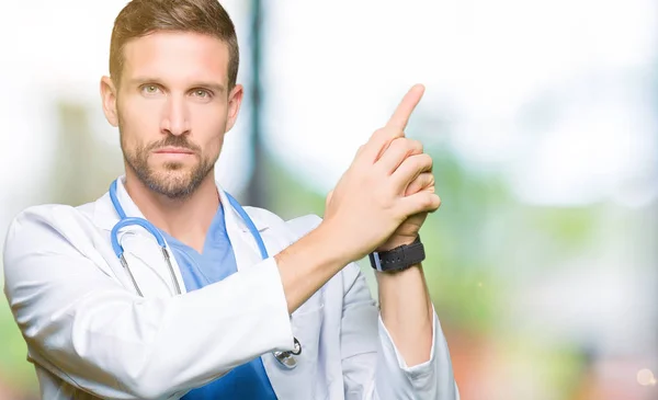 Hombre Guapo Doctor Vistiendo Uniforme Médico Sobre Fondo Aislado Sosteniendo — Foto de Stock