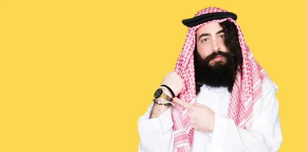 Pebisnis Arab Dengan Rambut Panjang Mengenakan Syal Tradisional Keffiyeh Terburu — Stok Foto