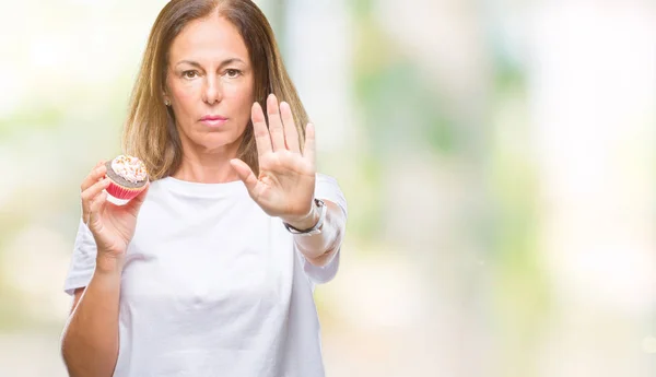 Hispanische Frau Mittleren Alters Isst Cupcake Vor Isoliertem Hintergrund Mit — Stockfoto