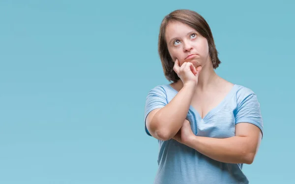 Mujer Adulta Joven Con Síndrome Sobre Fondo Aislado Pensando Que — Foto de Stock