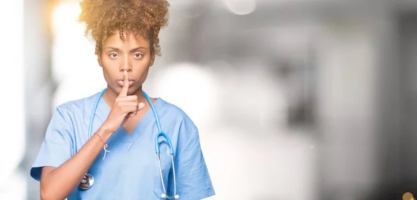 Jovem Médica Afro Americana Sobre Fundo Isolado Pedindo Para Ficar — Fotografia de Stock