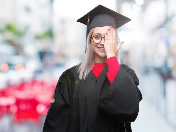 Jovem Loira Vestindo Uniforme Pós Graduação Sobre Fundo Isolado Cobrindo — Fotografia de Stock