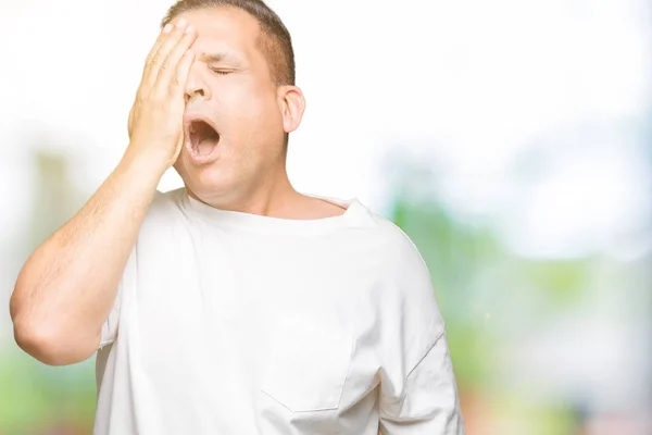 Araber Mittleren Alters Tragen Weißes Shirt Über Isoliertem Hintergrund Gähnen — Stockfoto