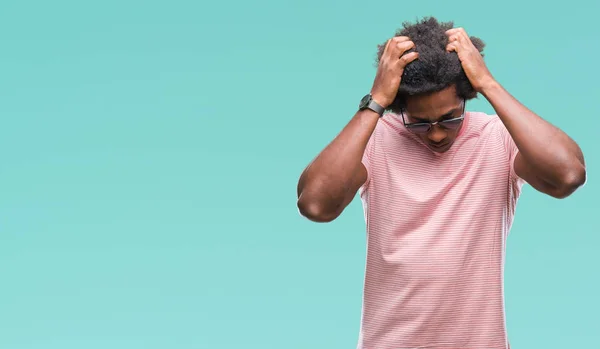 美国黑人在孤独的背景下戴着太阳镜 由于疼痛和偏头痛而饱受头痛和压力 手在头上 — 图库照片