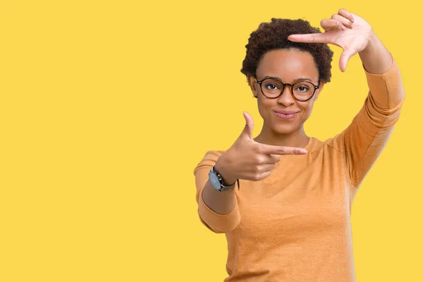 Joven Mujer Afroamericana Hermosa Con Gafas Sobre Fondo Aislado Sonriendo —  Fotos de Stock