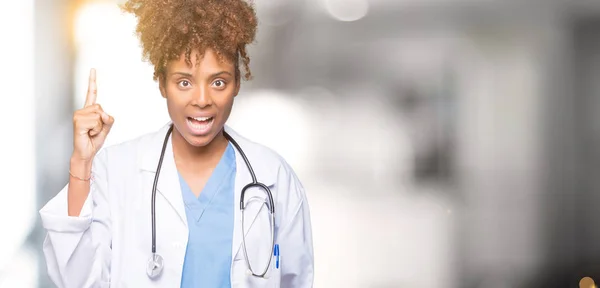 Junge Afrikanisch Amerikanische Ärztin Mit Isoliertem Hintergrund Mit Erhobenem Zeigefinger — Stockfoto