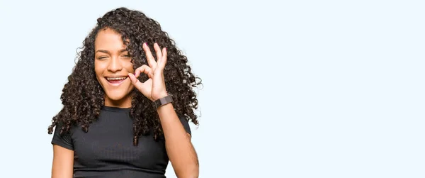 Junge Schöne Frau Mit Lockigem Haar Lächelt Positiv Und Tut — Stockfoto