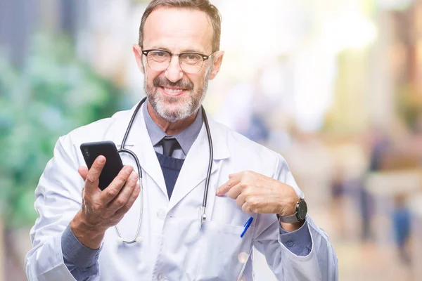 Edad Media Hoary Médico Hombre Mensajes Texto Utilizando Teléfono Inteligente — Foto de Stock