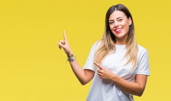 Jovem Bela Mulher Casual Camiseta Branca Sobre Fundo Isolado Sorrindo — Fotografia de Stock