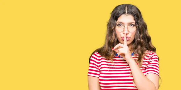 Junge Schöne Frau Mit Brille Die Mit Dem Finger Auf — Stockfoto