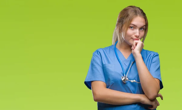 Jovem Mulher Médica Caucasiana Vestindo Uniforme Cirurgião Sobre Fundo Isolado — Fotografia de Stock