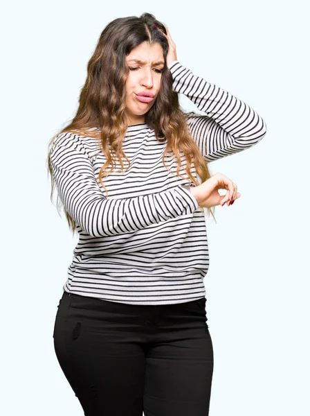 Junge Schöne Frau Streifenpullover Schaut Besorgt Auf Die Uhrzeit Hat — Stockfoto