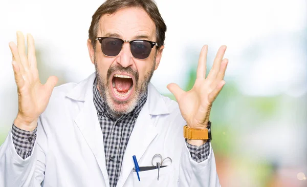 Stilig Medelåldern Läkare Man Bär Solglasögon Firar Arg Och Galen — Stockfoto