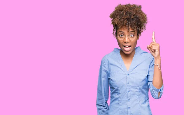 Mooie Jonge Afro Amerikaanse Zakenvrouw Geïsoleerde Achtergrond Vinger Omhoog Met — Stockfoto