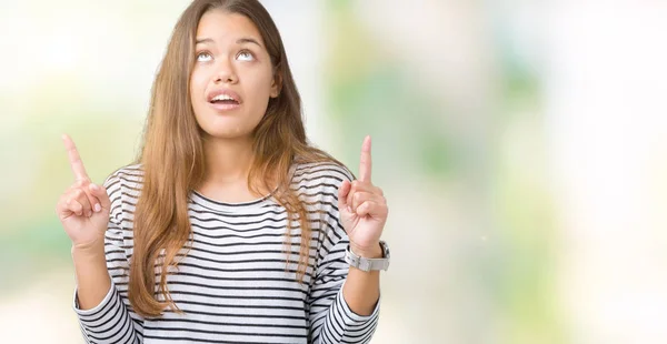 Junge Schöne Brünette Frau Trägt Streifen Pullover Über Isoliertem Hintergrund — Stockfoto