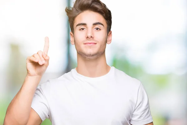 Joven Hombre Guapo Con Camiseta Blanca Sobre Fondo Aislado Mostrando — Foto de Stock