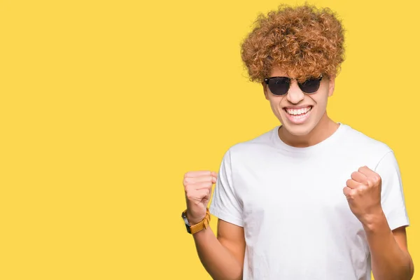 Jonge Knappe Man Met Afro Haar Dragen Van Een Zonnebril — Stockfoto