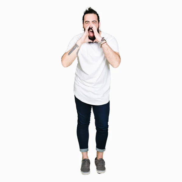 Hipster Młody Człowiek Długie Włosy Broda Noszenie Dzień Biały Shirt — Zdjęcie stockowe