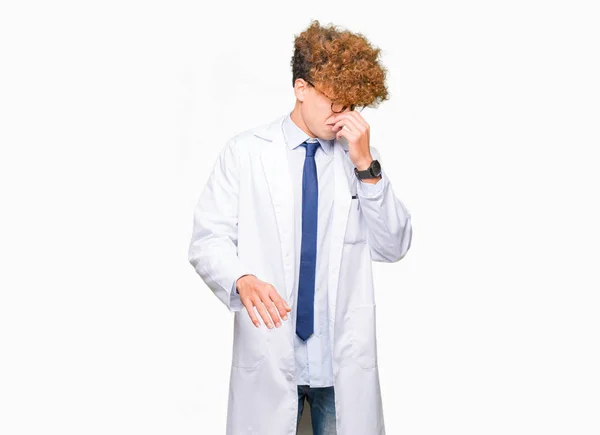 Mladý Pohledný Vědec Muž Nosí Brýle Vonící Něco Smradlavá Nechutné — Stock fotografie