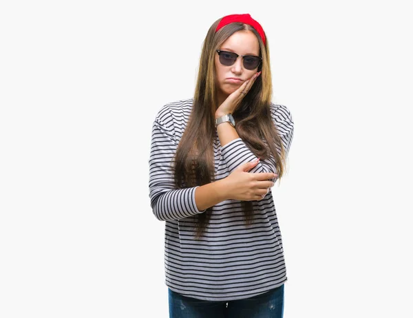 Unga Vackra Kaukasiska Kvinna Bär Solglasögon Över Isolerade Bakgrund Tänkande — Stockfoto