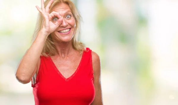 Blonde Frau Mittleren Alters Über Isoliertem Hintergrund Macht Geste Mit — Stockfoto