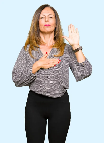 Vackra Medelåldern Affärskvinna Svordomar Med Handen Bröstet Och Öppen Handflata — Stockfoto