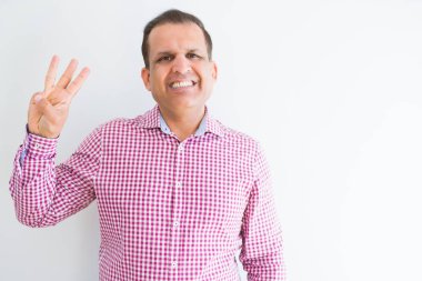 Orta yaş giyen iş gömlek uzun gösterilen ve parmakları ile işaret beyaz duvarın üzerinden üçüncü ise kendinden emin ve mutlu gülümseyerek.