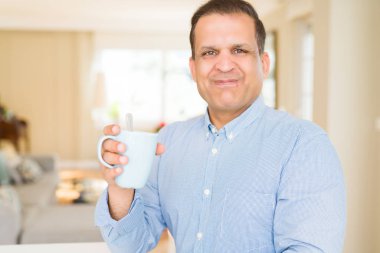 Zevk ve evde bir fincan kahve içme orta yaş erkek