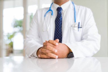 Doktor adam elinde yakın çekim