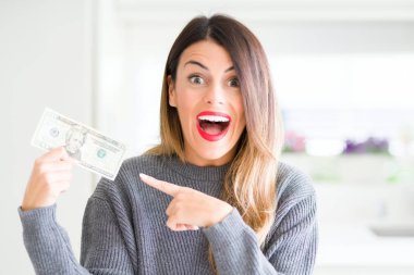 20 dolar banka tutan genç güzel kadın Not evde el ve parmak ile işaret çok mutlu
