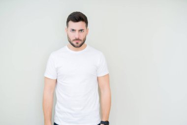 Sorunu nedeniyle izole arka plan şüpheci ve sinir, papatyanın üzgün üzerinde rahat beyaz t-shirt giyen genç yakışıklı adam. Negatif kişi.