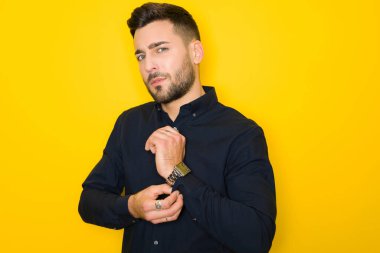 Yakışıklı delikanlı possing ve izole sarı arka plan üzerinde modelleme