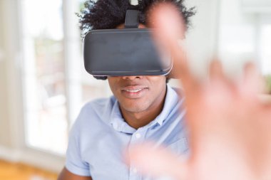 Afrika amaerican adam eğleniyor sanal gerçeklik gözlük ile oynamak