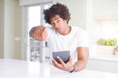 Afrika kökenli Amerikalı adam kamera ve size, el işareti, pozitif ve kendinden emin bir jest ön parmak ile işaret touchpad tablo kullanma