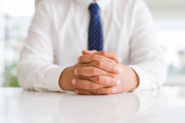 Adam elinde yakın çekim